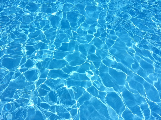 čistá bazénová voda
